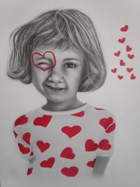 Kind gezeichnet mit roten Herzen auf dem T-Shirt