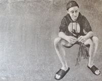 Portr&auml;t eines jungen Mannes mit M&uuml;tze und Hoodie in Bleistift gezeichnet